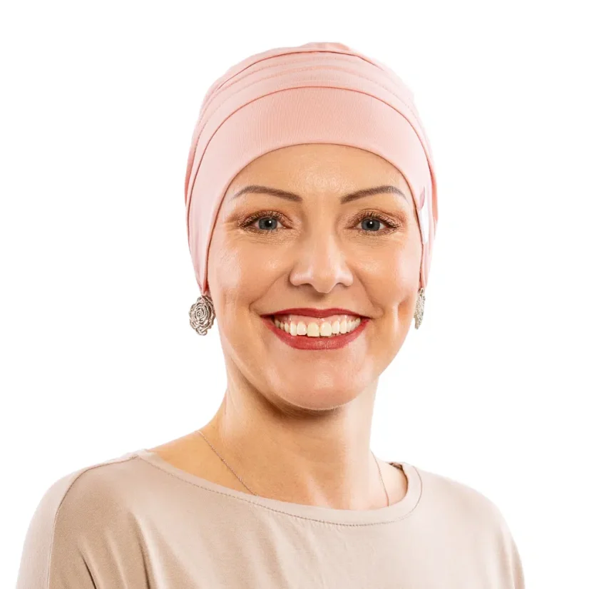 Dámska cyklamenová čiapka pre citlivú pokožku, dvojvrstvový a elastický strih. Pre onkologické pacientky.