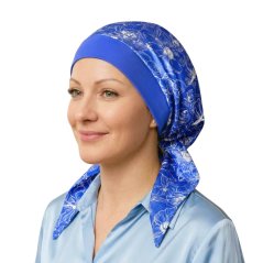 Produktová fotografia modrej saténovej šatky po chemoterapii Canaver Belia Malena s modrotlačovým vzorom na bielom pozadí.