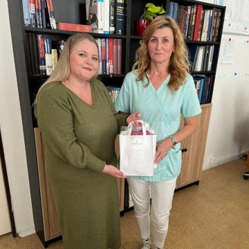 Canaver daroval pacientkám onkologickej kliniky pokrývky hlavy po chemoterapii. Canaver daroval pacientkám onkologickej kliniky pokrývky hlavy po chemoterapii.