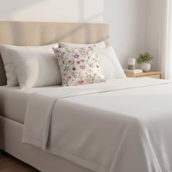 Saténová obliečka Canaver Delia Avero v spálni na posteli, chráni citlivú pokožku hlavy, ktorú majú pacientky po chemoterapii, vďaka hladkému povrchu.