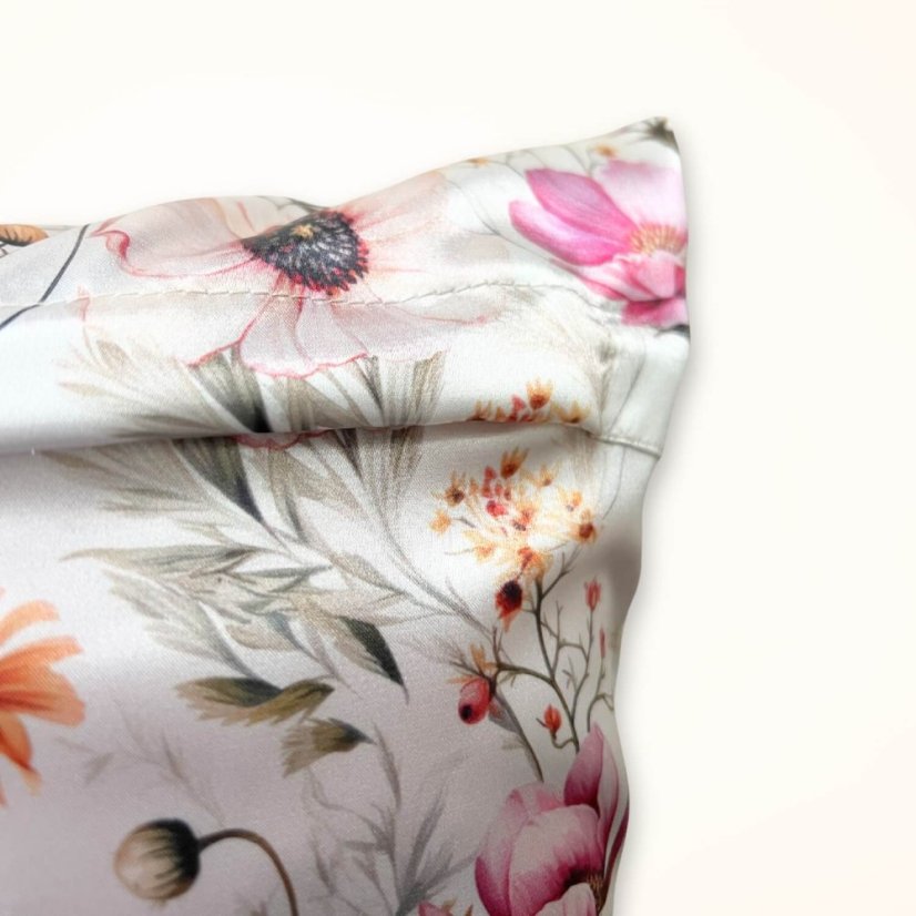 Detail jemného šitia a prekrytia zipsu na obliečke Canaver Delia Avero, ktorá nedráždi pokožku onkologických pacientok.