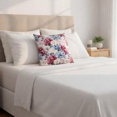 Saténová obliečka Canaver Delia Tameri v spálni, chráni citlivú pokožku hlavy, ktorú majú pacientky po chemoterapii, vďaka hladkému povrchu.