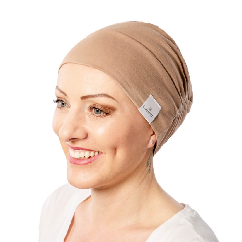 Tenká hnedá bavlnená čiapka pre onkologické pacientky po chemoterapii Canaver. Čiapka na alopéciu.