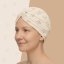 Dizajnový turban po chemoterapii Canaver Belora so vzorom lístkov na krémovom podklade. Unikátny strih zaručí, že ti dokonale sadne a nikde nebude tlačiť.