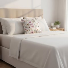 Saténová obliečka Canaver Delia Avero v spálni na posteli, chráni citlivú pokožku hlavy, ktorú majú pacientky po chemoterapii, vďaka hladkému povrchu.