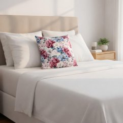 Saténová obliečka Canaver Delia Tameri v spálni, chráni citlivú pokožku hlavy, ktorú majú pacientky po chemoterapii, vďaka hladkému povrchu.