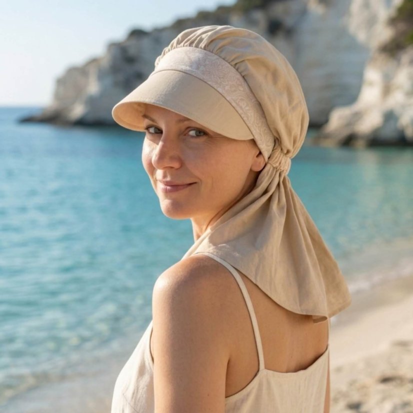 Detailný pohľad na onko turban Sonabella v béžovej farbe s predĺženou zadnou časťou. Patentovaný strih spoľahlivo chráni krk pred priamym slnkom.