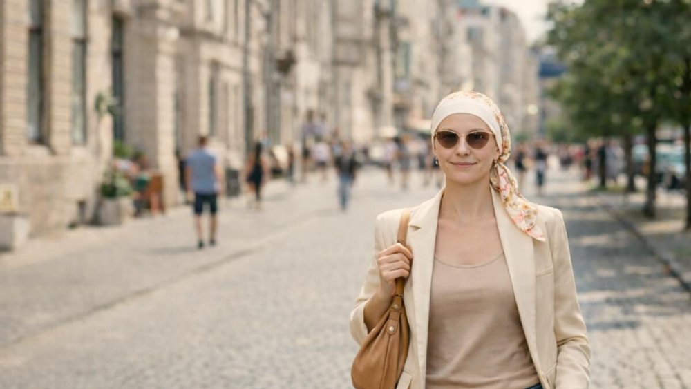 Dáma s pokrývkou hlavy Canaver na prechádzke